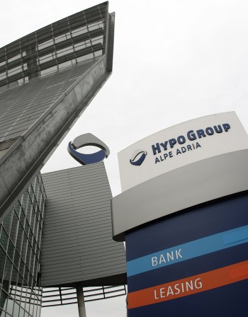 Другаря Цветан Василев се бори за Австрийската банка Hypo Alpe Adria с помоща на VTB Другаря Цветан Василев се бори за Австрийската банка Hypo Alpe Adria с помоща на VTB