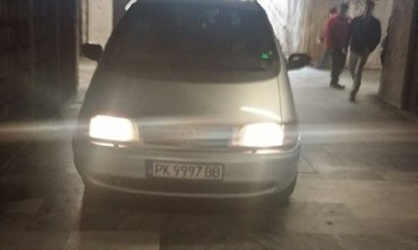 Перничанин с VW в подлез! Естествено в София