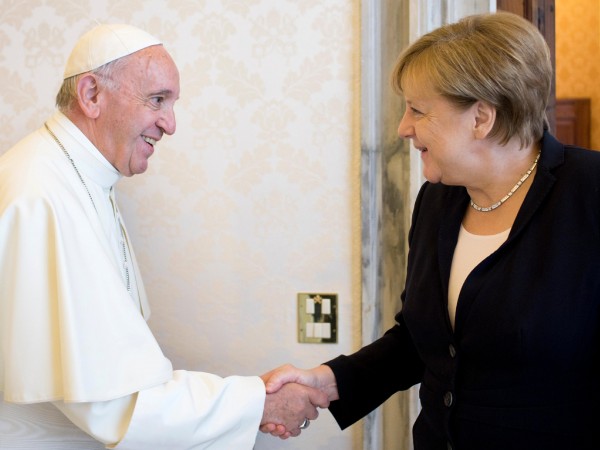 Папа Франциск прие днес германския канцлер Ангела Меркел и двамата