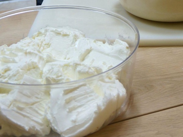 Над 400 килограма сирене и десетки литри прясно мляко са