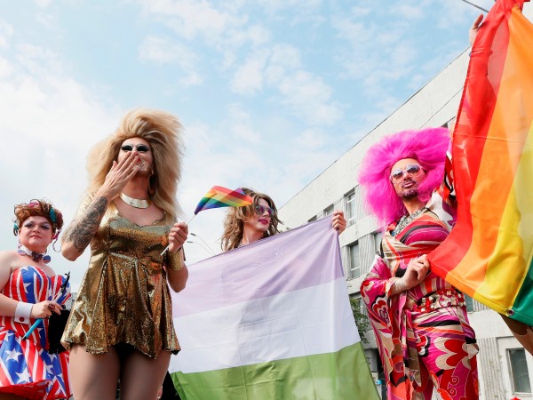Около 2500 души участваха в гей-парад в украинската столица Киев
