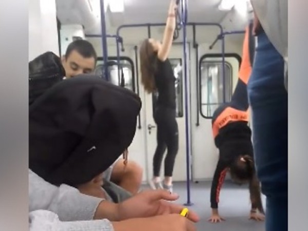 Момичета събраха погледите на пътуващите в софийското метро като показаха