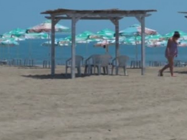 Летният сезон започва със скандал за достъпа до плаж "Силистар".