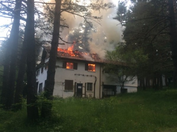 Пожар горя в планинския курорт Паничище снощи. Огънят бушува в