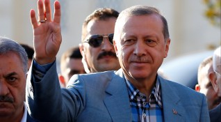 Турският президент Реджеп Ердоган припадна тази сутрин в джамия по