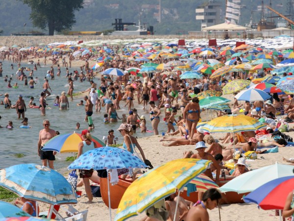 Хубави плажове, пълни хотели, веселие на достъпни цени - българският