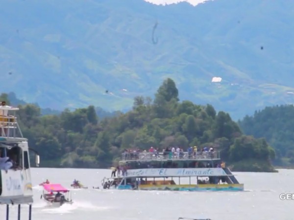 Туристически кораб с около 170 пътници потъна близо до колумбийския