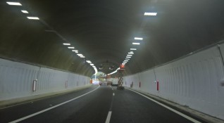 Движението в дясната тръба на тунел Ечемишка по АМ Хемус
