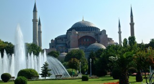 Първо християнска черква после джамия а от Ататюрк насам