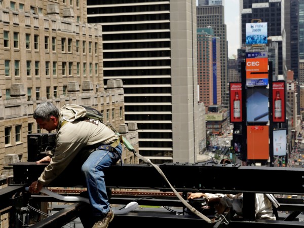 Снимка: Ройтерс12345678910Нюйоркският "Таймс скуеър" стана обект на необичайно нападение. Десетки