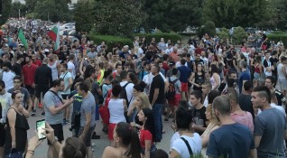 Снимка Dnes bg1234Над 3 хиляди души протестираха тази вечер в Асеновград