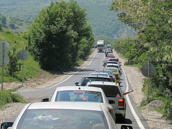 На българо-румънската граница трафикът е интензивен. 5 км колона от
