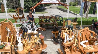 Снимка Булфото12345678Откриха фестивал на занаятите в Градската градина в София