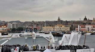 Италианското правителство обмисля блокирането на лодки с мигранти до бреговете