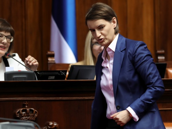Новото правителство на Сърбия начело с премиера Ана Бърнабич снощи