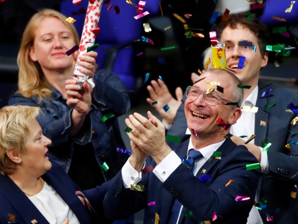 Бундестагът одобри тази сутрин узаконяването на еднополовите бракове в Германия,