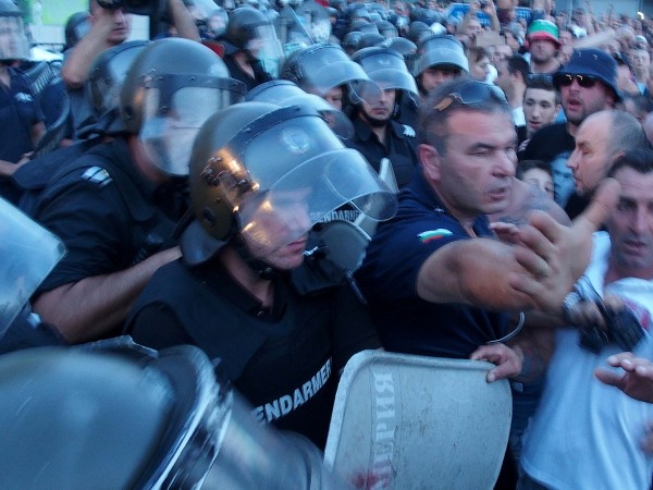 Напрежението в Асеновград продължава след сбиване между роми и отбора