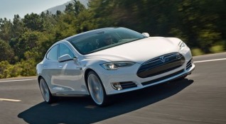 Американският производител на електромоболи Tesla Motors обнови софтуера на предлаганите