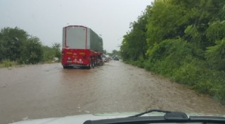 Пътят Плевен Ловеч е затворен заради преливащия язовир Николаево 5 и