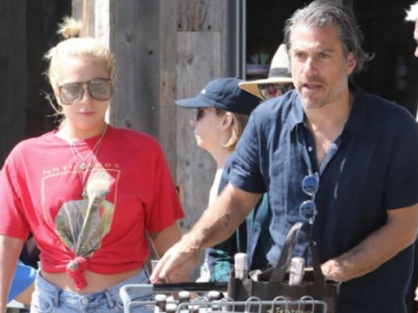 Папараци уловиха Лейди Гага да пазарува с новото си гадже