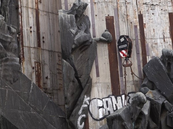 Снимка: Олег Попов, Dnes.bg123456789101112Днес започна демонтажът на паметника пред НДК.Още