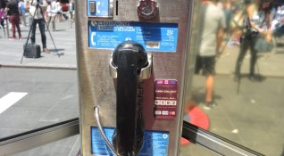Три телефонни кабини бяха инсталирани на Таймс скуеър в Ню