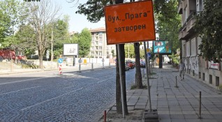 Започналият ремонт на бул Прага след който настилката на пътя