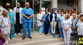 Колеги на пребитата лекарка от Шейново излязоха на символичен протест