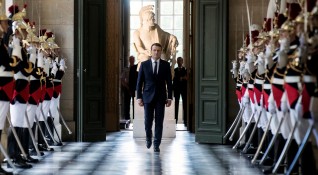 Еманюел Макрон отиде вчера във Версайския дворец и провъзгласи френска