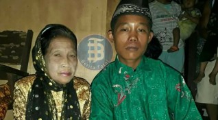 Индонезийски тийнейджър сключи брак с жена която е 55 години