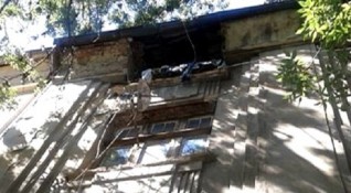 Част от покрив на сграда се срути в центъра на