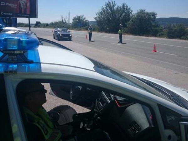 Служители на "Пътна полиция" са връчили днес 10 електронни фиша