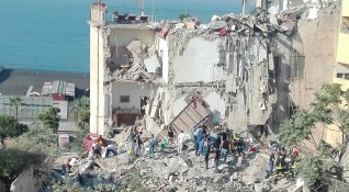 Пететажна жилищна сграда се срути в южния италиански град Торе