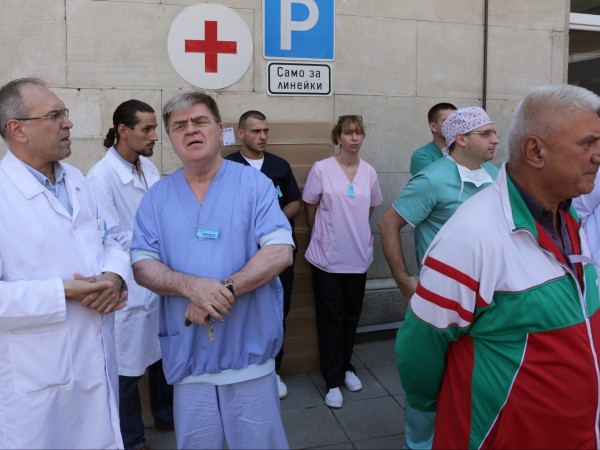 Лекари от столични болници участваха в мълчалив протест под наслов