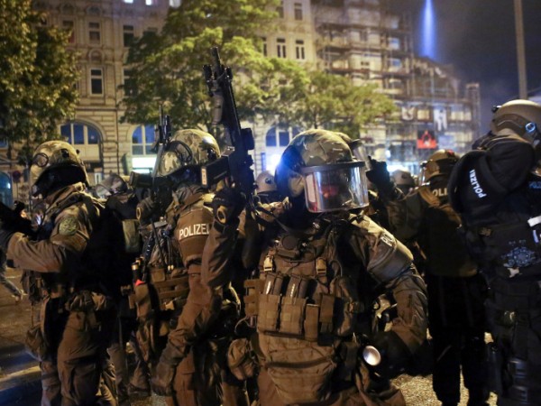Снимка: БТА1234567891011 Германската полиция използва сълзотворен газ и водни оръдия,