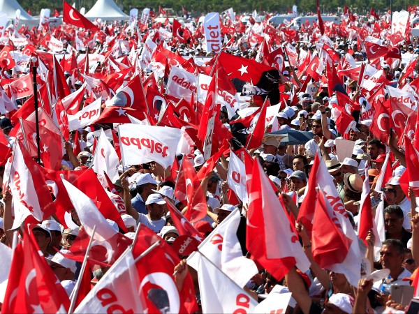 Стотици хиляди се събраха в Истанбул на кулминацията на 25-дневния