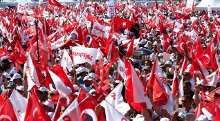 Стотици хиляди се събраха в Истанбул на кулминацията на 25 дневния