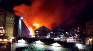 Близо 70 пожарникари се бориха с пламъците на пазара в