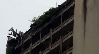 Част от покрива на емблематичен хотел в Смолян рухна днес