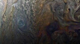 Космическият апарат Джуно Юнона прелетя над най масивната буря в Слънчевата