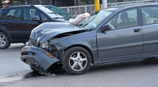 Снимка Булфото123456Два леки автомобила катастрофираха тежко на кръстовището на булевардите