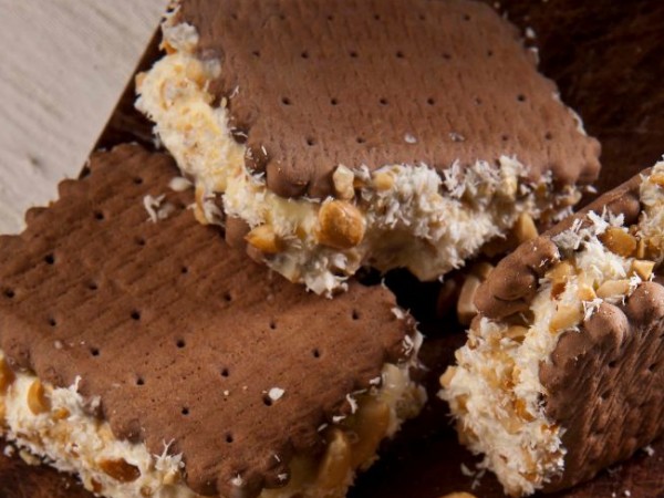 Продукти: 1 пакет шоколадови бисквити300 гр. ванилов сладолед или друг