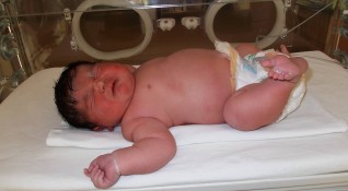Бебе гигант се роди в Пловдив Новороденото тежи 5 килограма