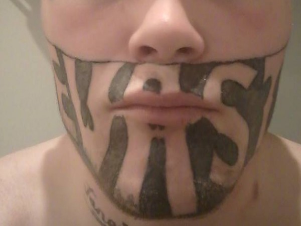 Мъж с татуировка на половината лице се оплака, че не