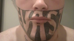 Мъж с татуировка на половината лице се оплака че не