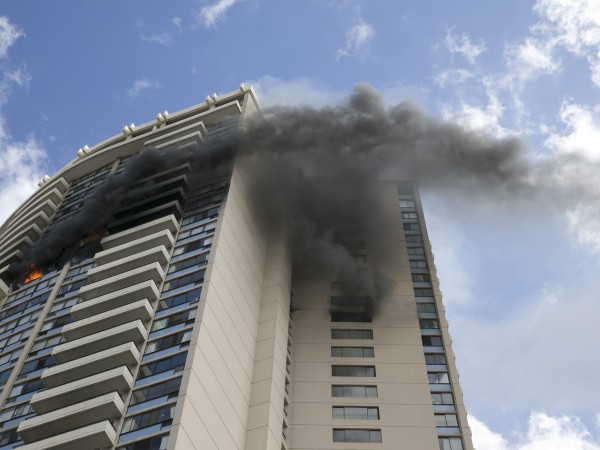 Най-малко трима души загинаха при пожар в многоетажна жилищна сграда