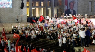Председателят на Европейската комисия Жан Клод Юнкер прикани Турция да зачита