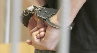 17 годишен младеж е арестуван в град Елена след като при