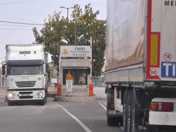 Интензивен трафик и затруднено движение има на граничните пунктове "Калотина"