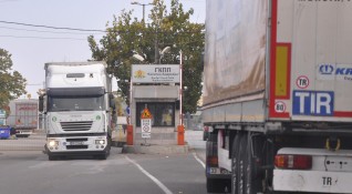 Интензивен трафик и затруднено движение има на граничните пунктове Калотина
